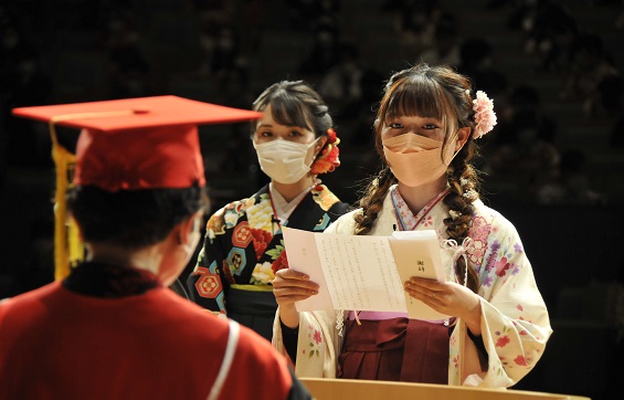 卒業生を代表して感謝の思いを伝えた、短期大学部幼児教育学科の森本愛望さん(右)と人間福祉学部人間福祉学科の鎌倉明佑美さん
