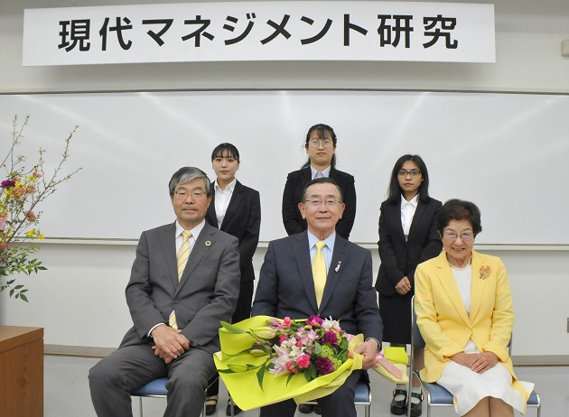 奨学生代表3人と記念撮影する片桐多恵子学院長、宗次氏、江馬論学長（前列右から）