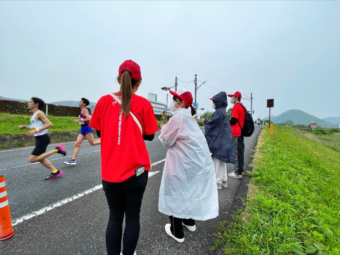 救護ボランティアの学生は定点ポイントに立ち、ランナーを観察します。