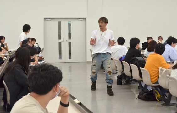 茶髪、Ｔシャツ、ジーパン姿で登壇し、「営業はスーツが基本だが、おれみたいな服装だと逆に覚えてもらえる」とマイナス効果を語る坂口社長