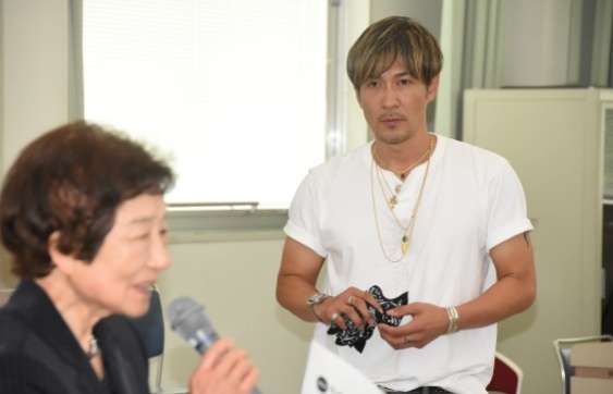 閉会の辞で感謝の言葉を述べる片桐多恵子・済美学院長（左）