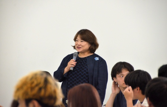 開会のあいさつをする短期大学部の片桐史恵学長