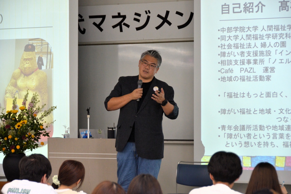 本学の卒業生である髙橋賴太氏から福祉をテーマに話を聞いた「現代マネジメント研究講座」