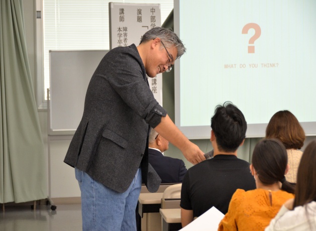「福祉って何」「自由って何」と学生に質問を重ねる髙橋氏