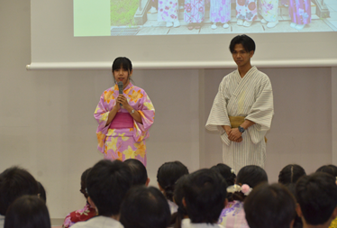 着付け練習の感想を話す社会福祉学科1年のイエアウンさん（右）とスポモさん（左）