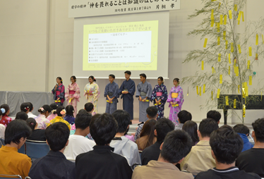 短冊に書いた願い事を発表する留学生8名