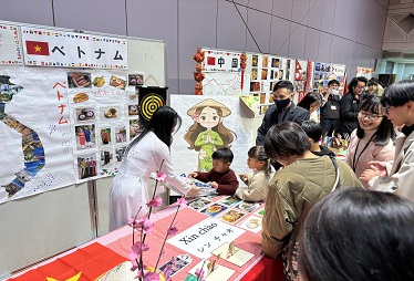 ベトナムブースではベトナムのゲームでお菓子のプレゼントをするなどして子どもたちとも交流