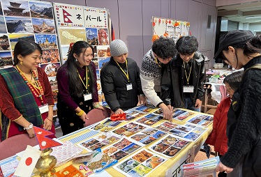 ネパールブースでは地図と写真を示しながら各地の観光地とその魅力を丁寧に伝えました