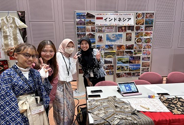 国際協会のボランティア活動としてインドネシアブースを紹介していた社会福祉学科の卒業生たち