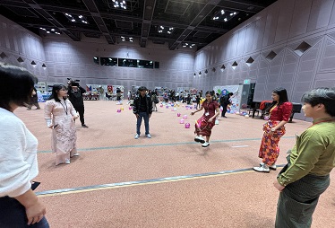 各ブースの運営で交流を深めた学生たちは自然と輪になって中国の蹴鞠を楽しみました