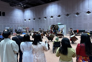 ゲストで出演した各務原太鼓保存会の迫力ある演奏に惹きつけられる留学生たち