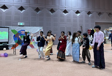２週間の実習明けで参加したミャンマーの学生たちは授業で習った子ども向けのダンスを披露