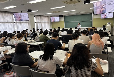留学生を対象としたガイダンスを行い就職活動や留学生活の注意事項を共有して留学生活をサポートしています