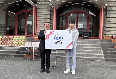 留学生全員にクオ・カードとココ壱番屋のカレーとチョコレートをいただきました