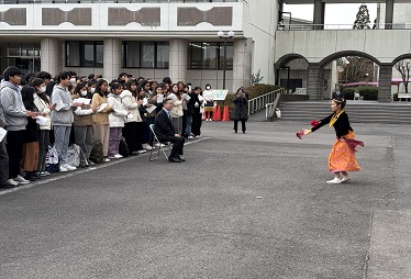 感謝の気持ちを込めてぜひ見ていただきたいとネパールのダンスを披露しました
