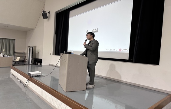学生の質問に答える石塚氏