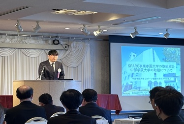 本学の取り組みとして、福祉およびスポーツ健康科学分野の理論と実践が融合することで地域社会の発展にどのような貢献がなされるかを明示(中川雅人教授)