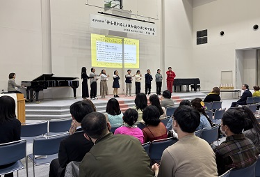 秋に入学したばかりの留学生も先輩たちのステージを楽しみました