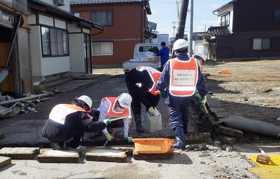 　珠洲市での側溝清掃活動の様子