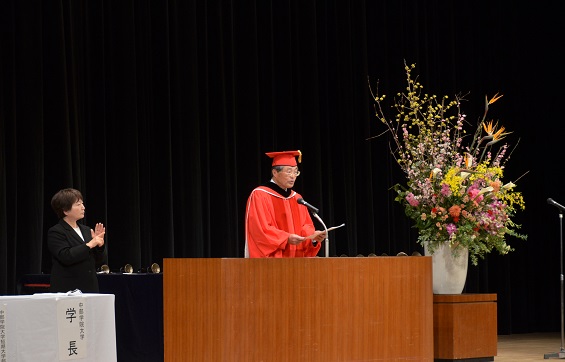 式辞を述べる大学の江馬諭学長