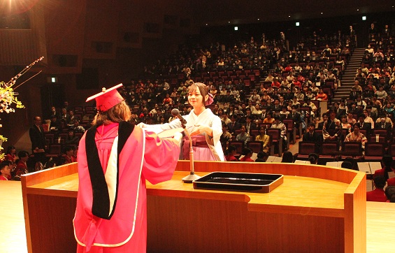 学位記を受け取る短期大学部の代表者