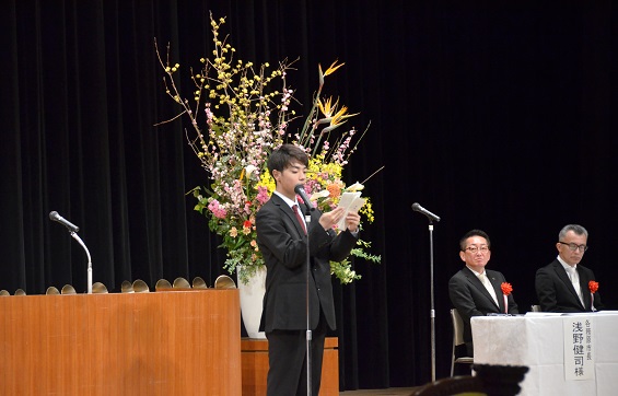在学生代表で祝辞を述べた新立功衛さん