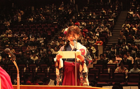 卒業生代表として感謝の思いを伝えた短期大学部代表の吉田ももこさん