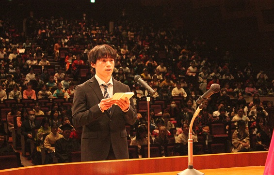 卒業生代表として感謝の思いを伝えた大学代表の松尾壮真さん