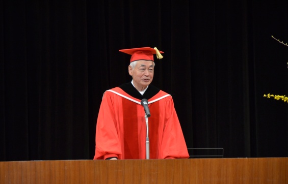式辞を述べる大学の本島修学長