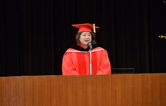 式辞を述べる短期大学部の片桐史恵学長