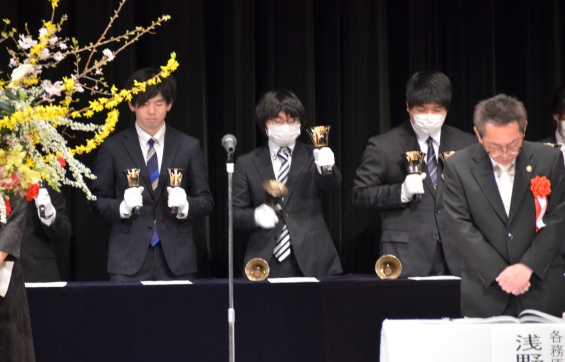 演奏を披露したハンドベルクワイア