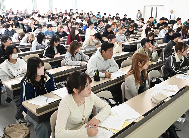 テレビの音響効果など興味深い話に耳を傾ける学生たち