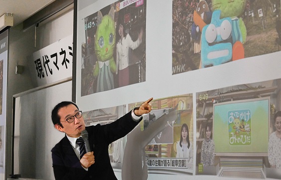 スライドで月曜から金曜の午後六時半に放送されている情報番組「まるっと！ぎふ」を紹介する小野寺氏