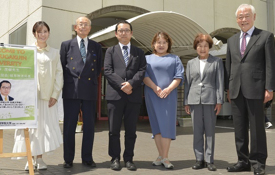 大学正面で記念撮影する理事長、学長と小野寺氏ら