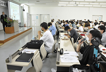 講義で質問する男子学生