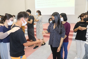 JANKEN CENTIPEDEをする日本人学生と留学生