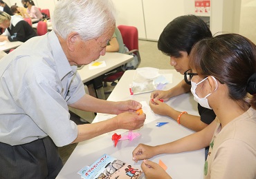折り紙を通して留学生と日本人学生の交流