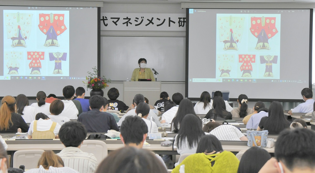 地歌舞伎の美しい衣装を紹介する小栗幸江さん