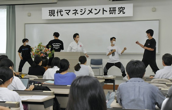 学生6人が登壇して行われた空手の演武