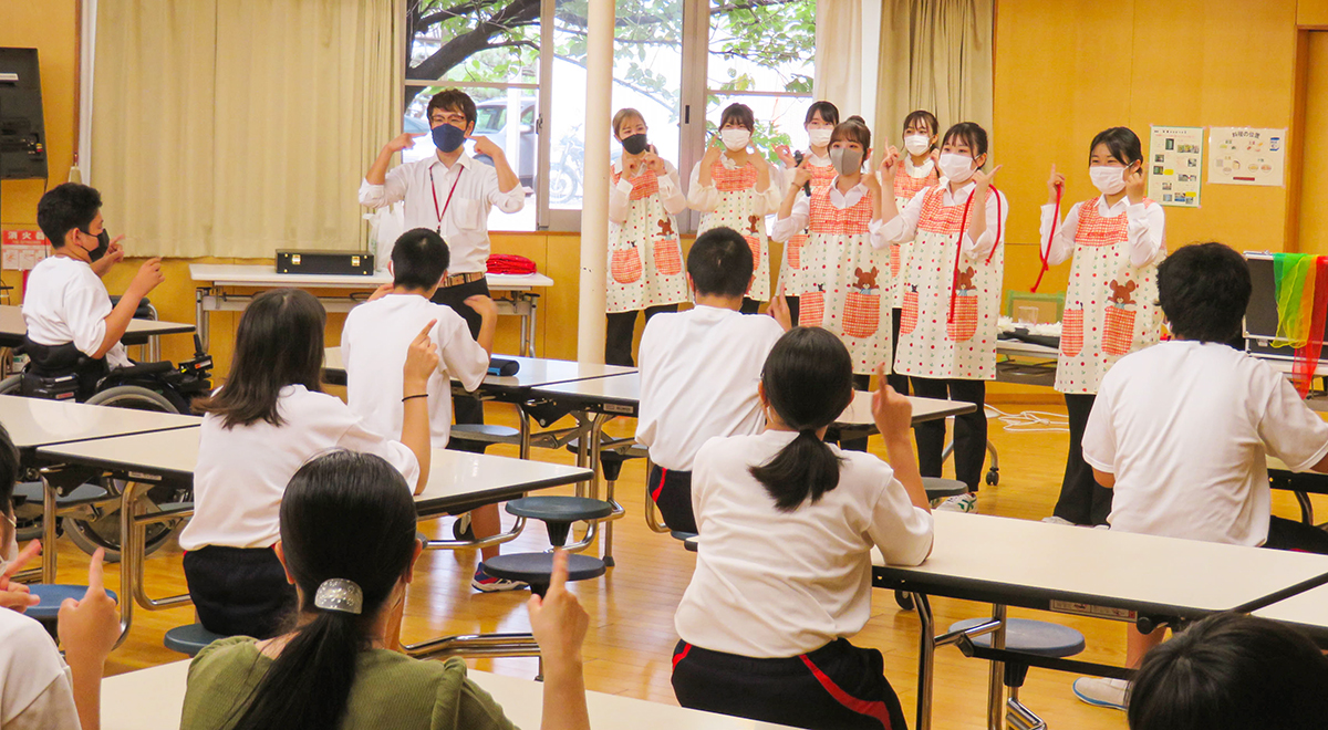 手品で交流する幼児教育学科2年生と各務原特別支援学校の生徒たち