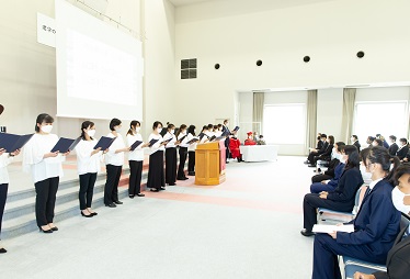 留学生も参加する聖歌隊による賛美歌の賛美と学歌斉唱