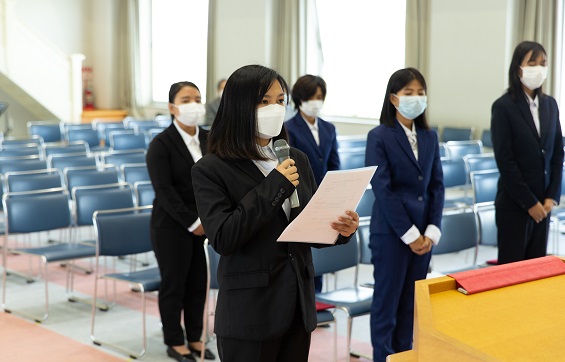 お礼の言葉を述べる修了生代表