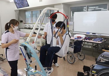 社会福祉学科と山県高等学校の高大連携「介護講座」