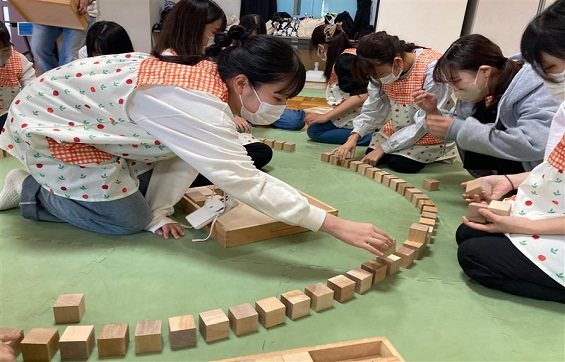 円になるように積み木を重ねていきます。