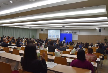 ミニ手話講座で学んだ「拍手」が出演者に送られました