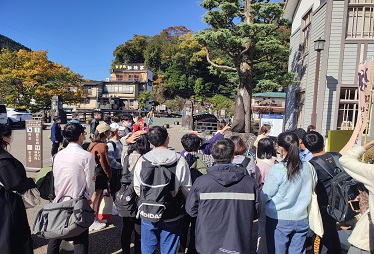 留学生の交流遠足(写真は郡上市八幡町)