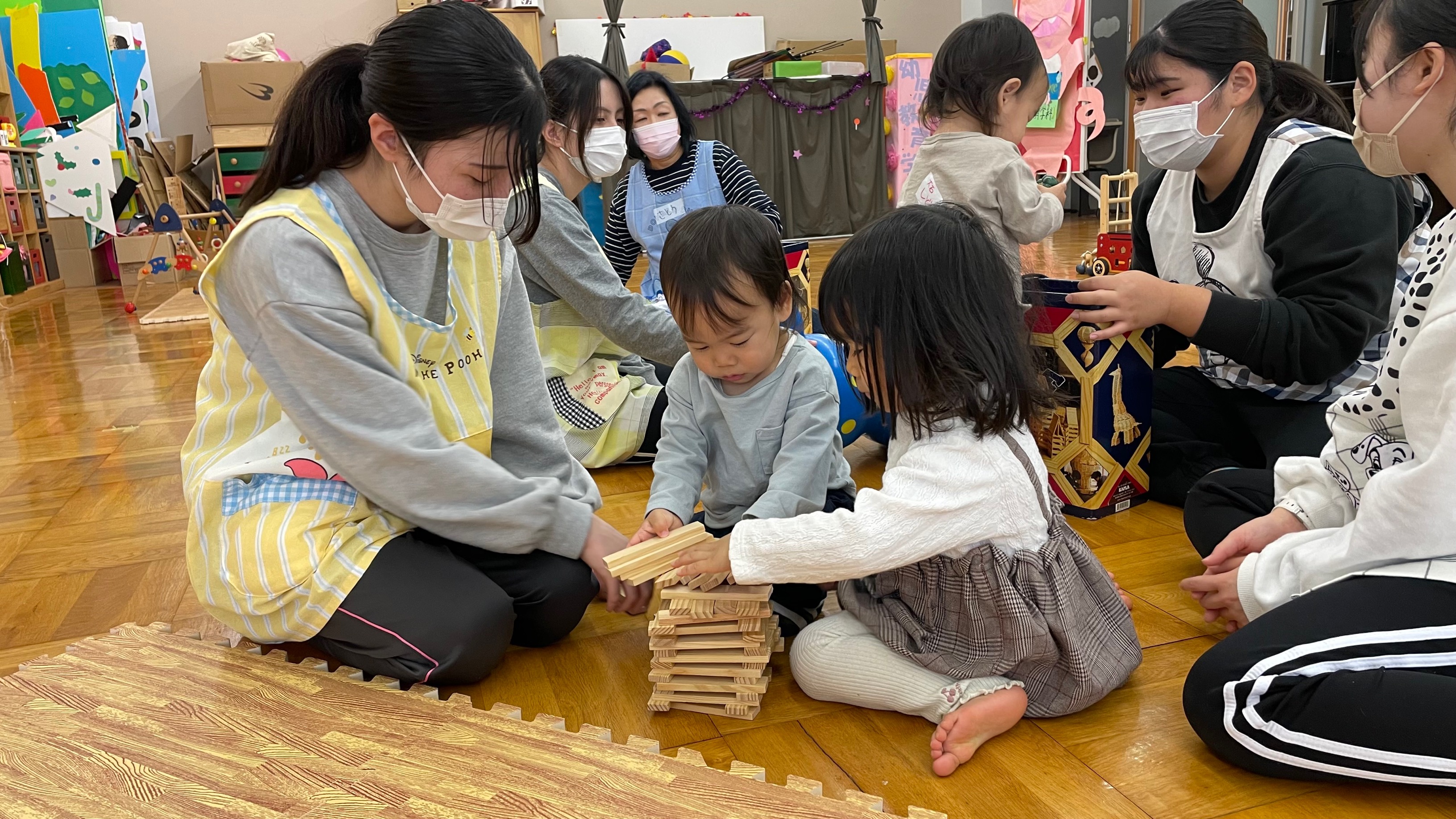 学生ボランティアが託児をしました