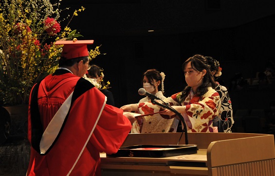 学位記を受け取る大学の卒業生