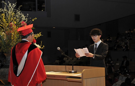 卒業生代表として感謝の思いを伝えた大学代表の氷室和亮さん