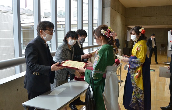 個別に学位記を受け取る卒業生
